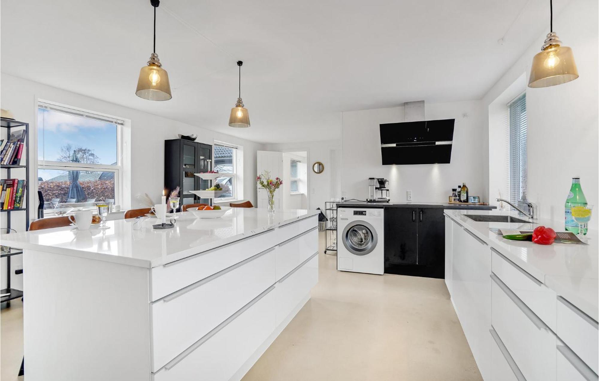 Gorgeous Home In Sunds With Kitchen Extérieur photo